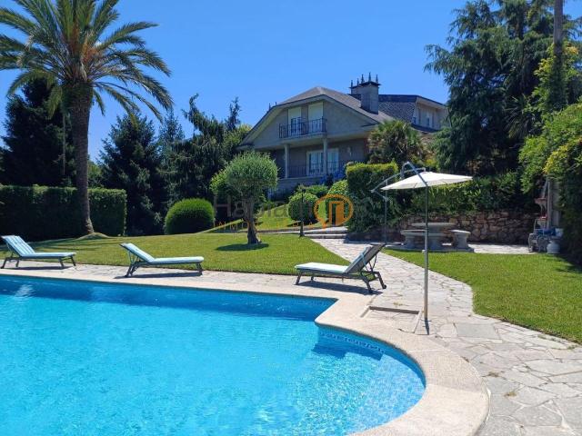 EXCLUSIVO CHALET CON PISCINA, JARDIN Y GRAN PARCELA A TAN SOLO 1 KM DEL CENTRO Y 1,5 KM DEL MAR