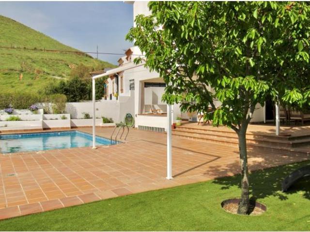 Exclusivo chalet con piscina, jardín y vistas únicas en Cenes de la Vega