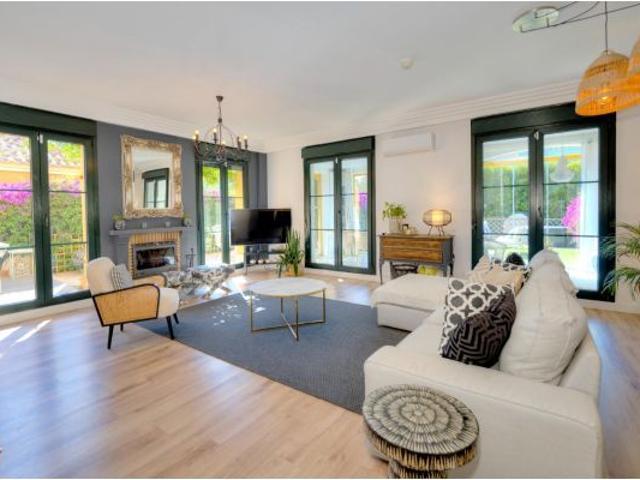 Exclusivo chalet de esquina con gran jardín privado junto al Golf de Isla Canela