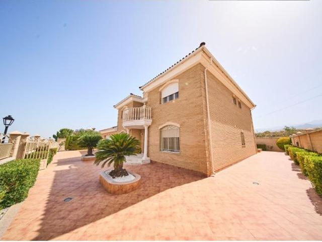 Exclusivo chalet de lujo con piscina, vistas a Sierra Nevada y parcela urbana en Cañadas del Parque