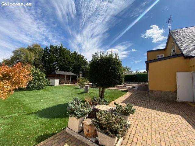 Exclusivo chalet de tres plantas con piscina y jardín
