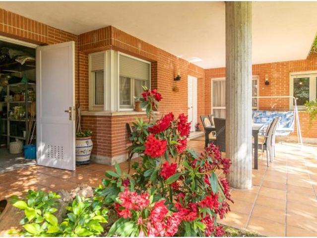 Exclusivo Chalet en Olaz con 5 habitaciones, piscina comunitaria, parcela 490m, amplio jardín y frut