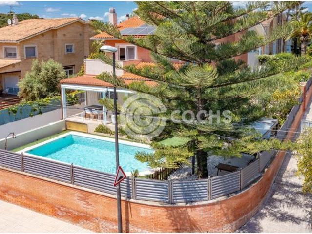 EXCLUSIVO CHALET EN URBANIZACION EL PINAR