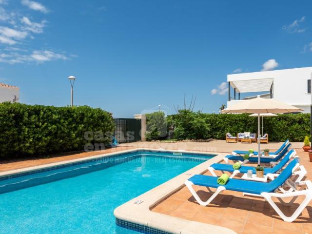 ¡Exclusivo chalet en venta en Cala Blanca con impresionantes vistas al mar y licencia turística!
