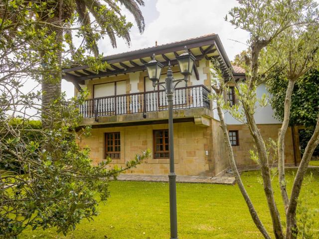 Exclusivo chalet independiente con gran parcela junto a la playa de La Cava