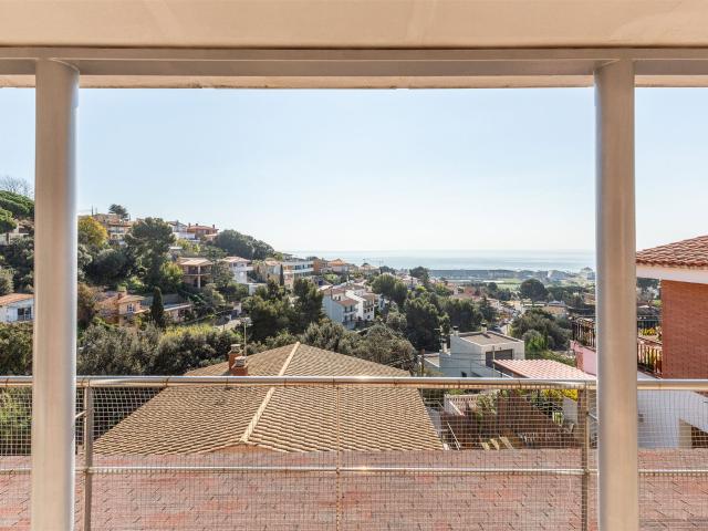 Exclusivo chalet independiente con licencia turística y pisc. 240m² Santa Susanna