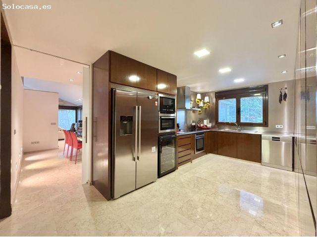 *^EXCLUSIVO CHALET INDEPENDIENTE CON PISCINA CLIMATIZADA, GRAN TERRAZA ACRISTALADA Y MÁXIMA PRIVAC