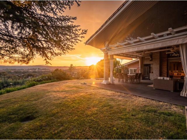 *^EXCLUSIVO CHALET INDEPENDIENTE CON PISCINA CUBIERTA Y VISTAS PANORÁMICAS A LA SIERRA EN LAS ROZAS^*