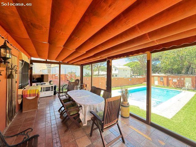 Exclusivo chalet independiente con piscina privada a solo 500 metros de la Playa de La Barrosa