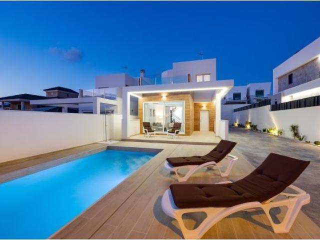 EXCLUSIVO CHALET INDEPENDIENTE DE OBRA NUEVA CON PISCINA PRIVADA EN AGUAS NUEVAS, TORREVIEJA