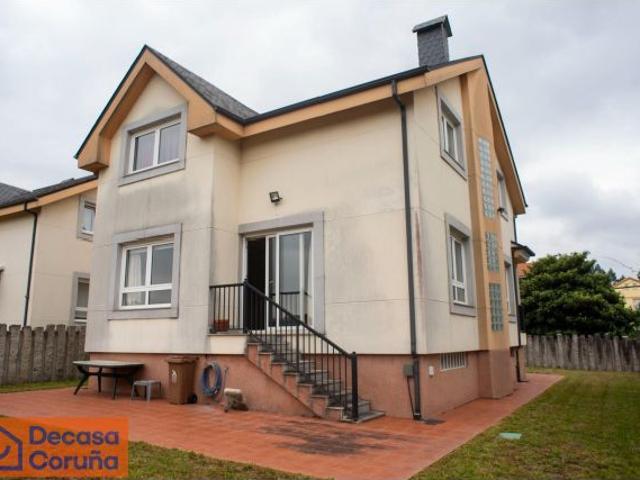 Exclusivo Chalet Independiente en Oleiros Lujo y Comodidad a tu Alcance