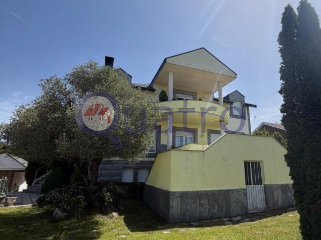 Exclusivo chalet independiente en Las Lomas con finca, piscina y vistas a León