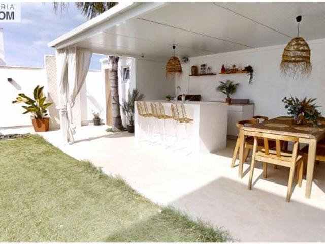 Exclusivo chalet pareado con piscina privada, jardín y espacios diseñados para disfrutar – una vivie