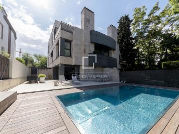 Dils Lucas Fox presenta esta exclusiva casa pareada en venta. 426m² Madrid