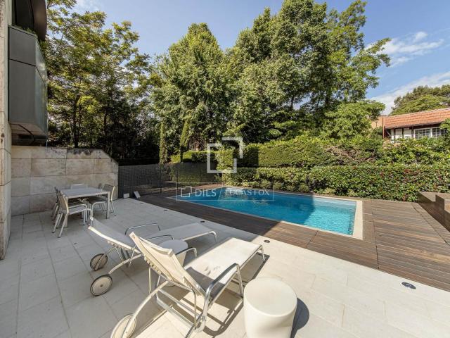 Dils Lucas Fox presenta esta exclusiva casa pareada en venta. 396m² Madrid