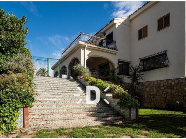 Exclusivo chalet reformado en Picassent con piscina y pista de pádel