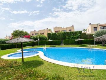 Exclusivo chalet semiadosado en La Almajada, Mutxamel con gran parcela privada y