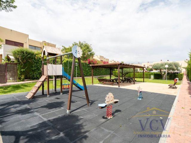 Exclusivo chalet semiadosado en La Almajada, Mutxamel con gran parcela privada y