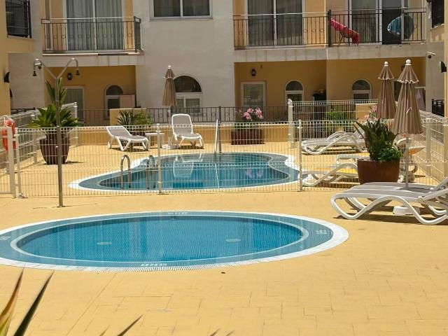 Exclusivo adosado de 3 dormitorios con amplias terrazas y piscina comunitaria en Palm Mar