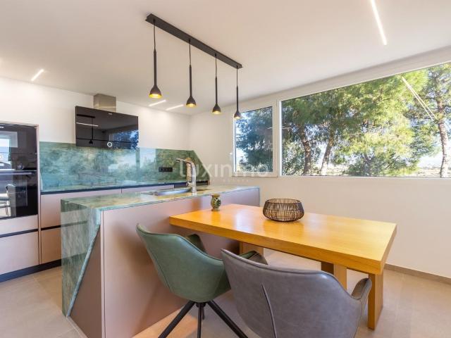 Exclusivo adosado por su diseño y privacidad por ser esquine. 200m² Mutxamel