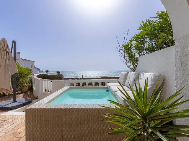 Exclusivo Apartamento à Venda na Praia da Luz Frente Mar com Piscina/Jacuzzi e Acesso Direto à Praia