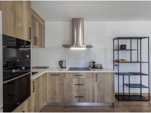 # *Exclusivo Apartamento de Lujo en Planta Primera con Amplia Terraza Soleada y Licencia Turística