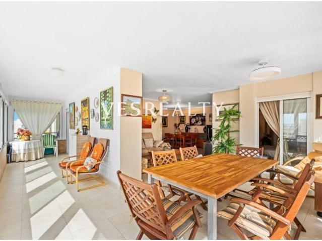 Exclusivo Apartamento en Primera Línea de Playa en Urbanova, Alicante €490,000