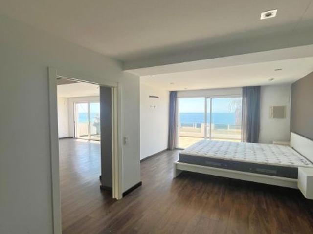 ▷Exclusivo apartamento en primera línea en Moraira con vistas impresionantes