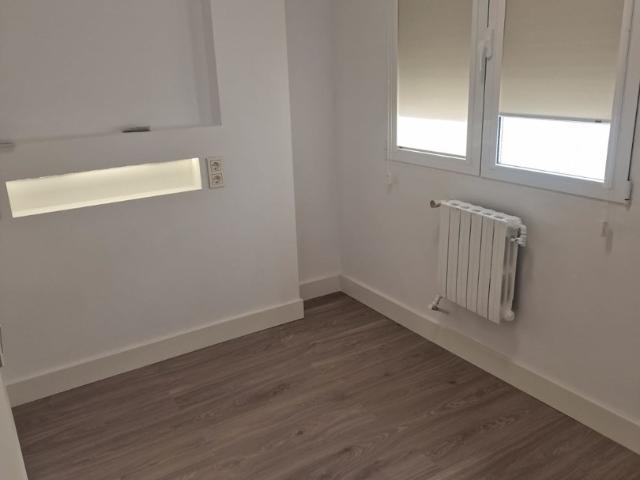 Exclusivo apartamento, pleno centro de la ciudad, a estrenar, junto a Plaza de España. Situado en el epicentro financiero, comercial e histórico de Zaragoza. A tan sólo 5 minutos de la Basílica del Pilar, y zona de tapas más representativas de la ciudad