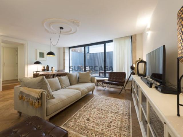 Exclusivo apartamento T2 inserido num edifício de charme na Baixa do Porto