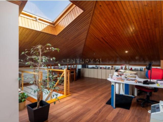 EXCLUSIVO apartamento T3 com o privilégio de contar ainda com um amplo sótão de 85 m² e duas garagens box