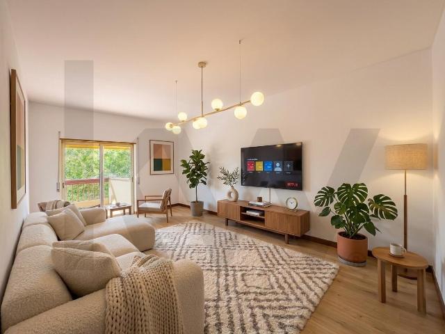 Exclusivo Apartamento T3 Junto ao Golfe: Último Andar com Potencial de Luxo na Rua Garcia de Resende