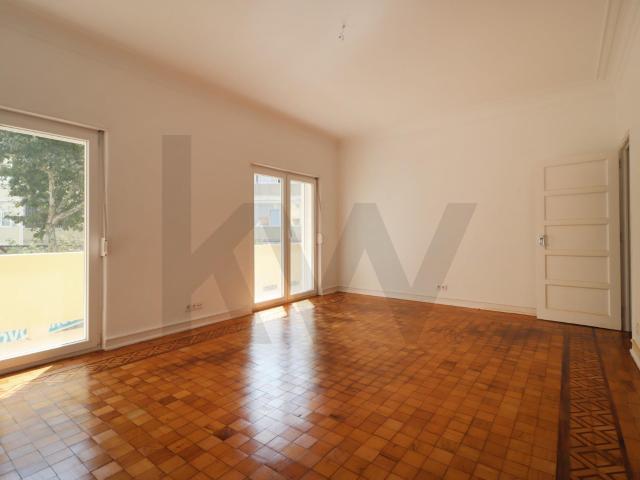 Exclusivo apartamento T4 renovado, em zona Central da Parede para Arrendamento
