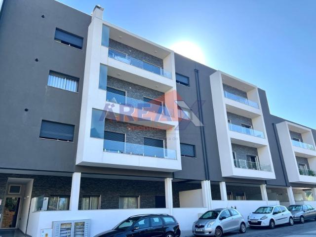 EXCLUSIVO ÁREA X R/C com terraço e garagem fechada