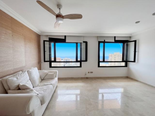 Exclusivo Ático con Vistas al Mar en la Urbanización Anaga