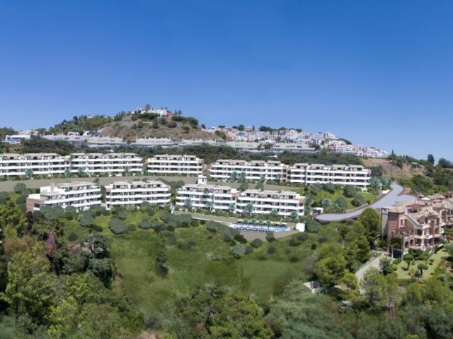 Exclusivo ático de 3 dormitorios en Benahavis con vistas al mar y la montaña