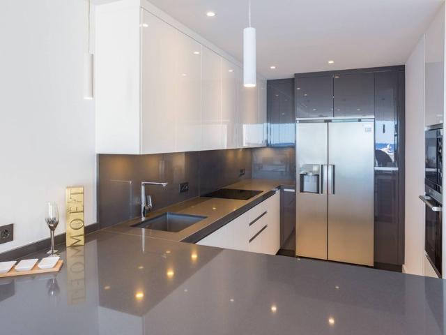 Exclusivo ático de 152 m2 en venta Puerto Banús, España
