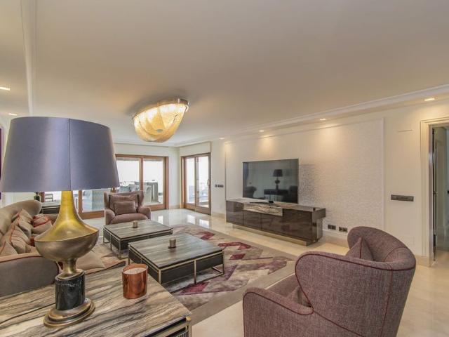 Exclusivo ático de 294 m2 en venta Estepona, Andalucía