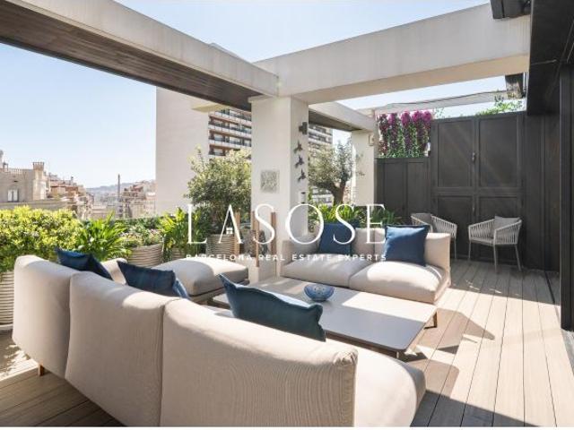 Exclusivo Ático Dúplex con Piscina Privada y Tres Terrazas en el Corazón de Francesc Macià