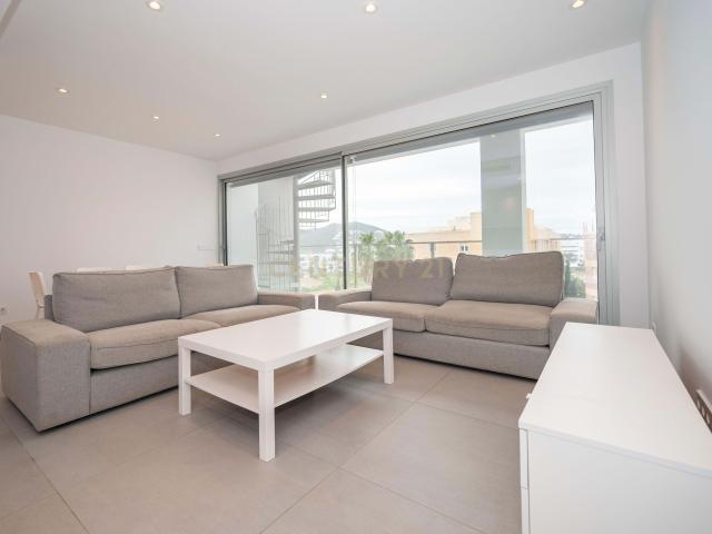 Exclusivo ático en alquiler anual en la zona más tranquila de Santa Eulalia