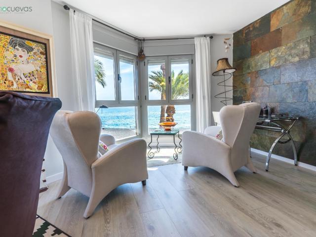 Exclusivo Ático en Primera Línea de Playa en Villaricos: Lujo y Vistas al Mar