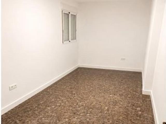 Exclusivo ático en venta en Alzira, ubicado en un tercer piso con ascensor
