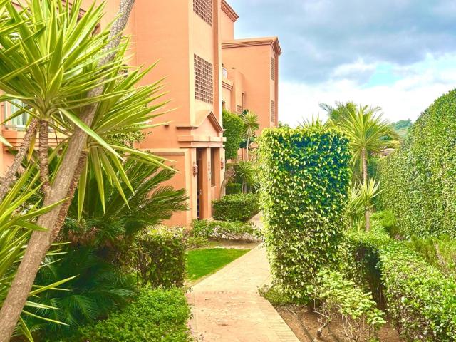 Exclusivo bajo con jardín en Residencial Benatalaya, listo para entrar a vivir y disfrutar del verano