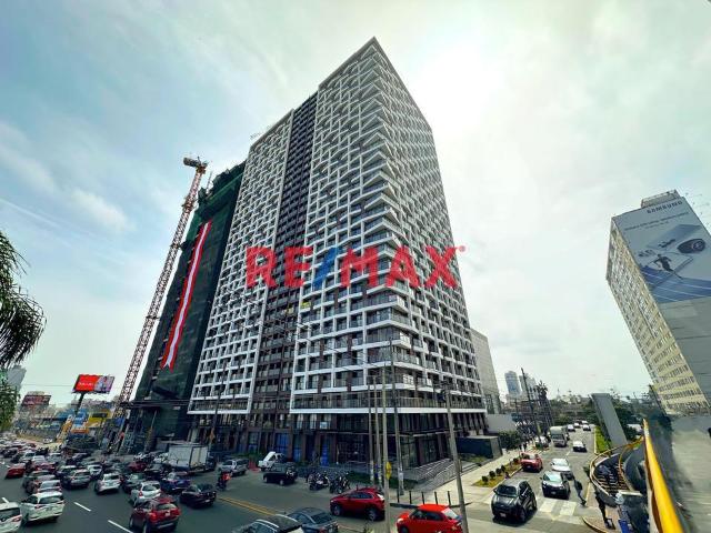 Exclusivo Departamento En Alquiler Frente A Clínica Ricardo Palma, Con Vista Externa Y Ubicación Estratégica ✨