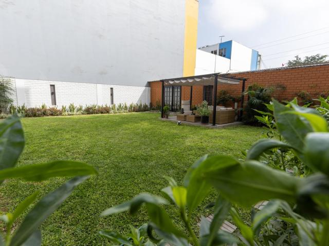 EXCLUSIVO DEPARTAMENTO EN VENTA CON ESPECTACULAR JARDÍN PRIVADO EN CHACARILLA SURCO