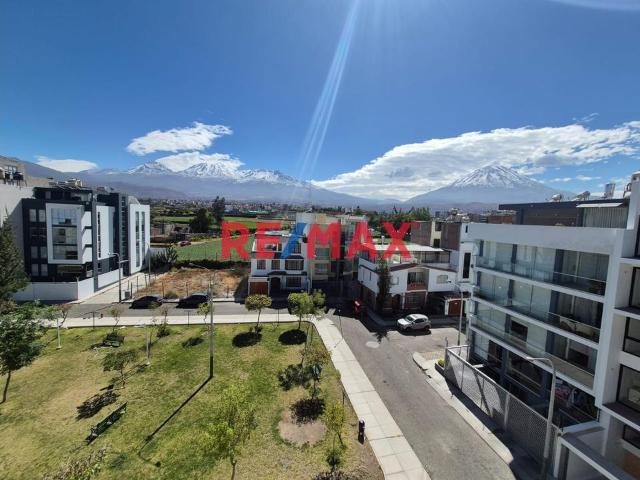 Exclusivo Dúplex En Esquina Frente A Parque Con Terraza Y Vista A Los Volcanes