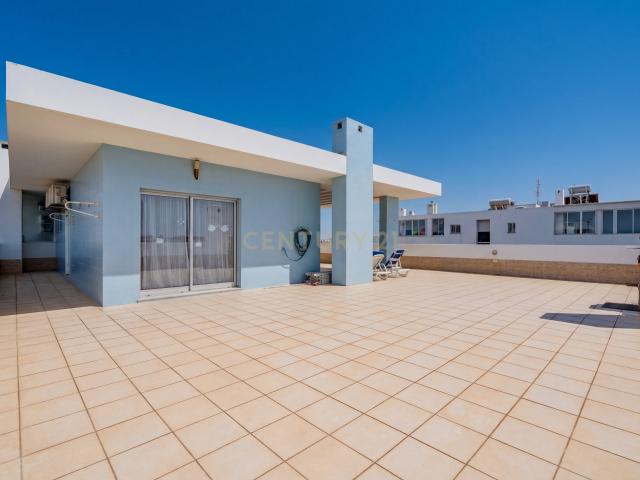 Exclusivo Duplex T4 com terraço de 144m2, Box e estacionamento privativo Portimão