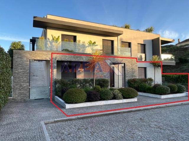 Exclusivo e diferenciador! T3 no rés do chão, com garagem fechada e logradouro privativo de 392 m²