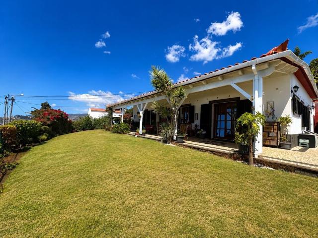 EXCLUSIVO Elegante Bangalô de Jardim com Potencial de Renda. 150m² Monte