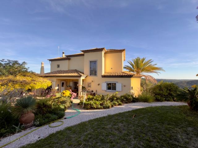 EXCLUSIVO! ESPETACULAR MORADIA DE 4 QUARTOS COM ANEXO E PISCINA, COM VISTAS DESLUMBRANTES PARA O CAMPO, NUM TERRENO DE 9.536,67 m²